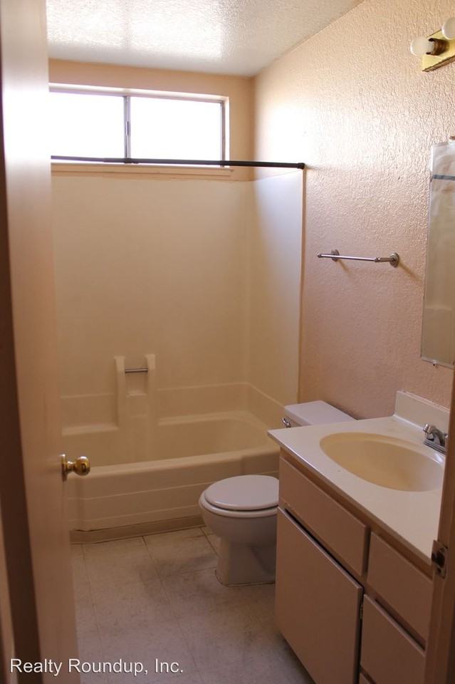 1919 Comstock Dr - Photo 3 of 12