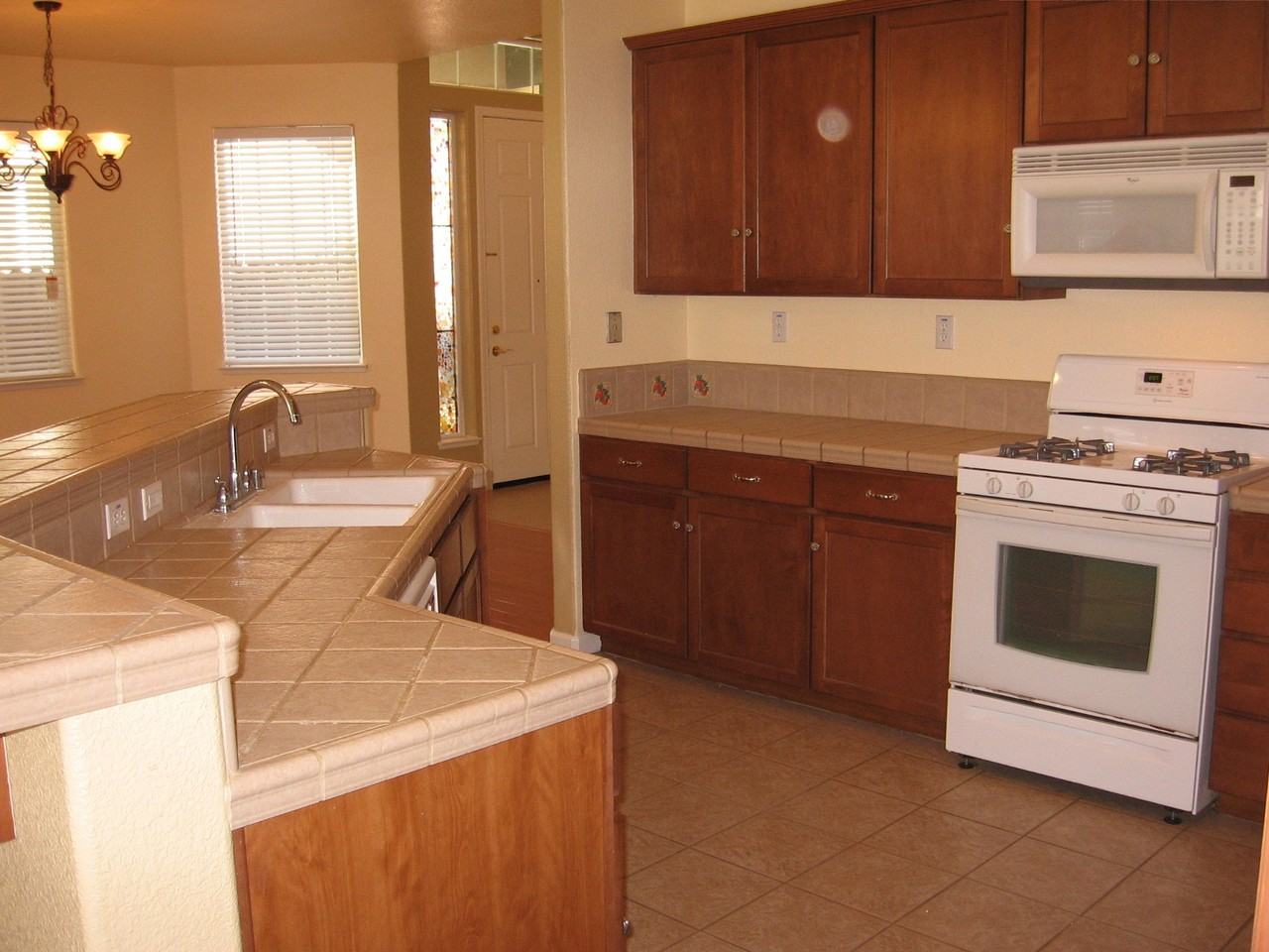 502 Lassen Way - Photo 3 of 10
