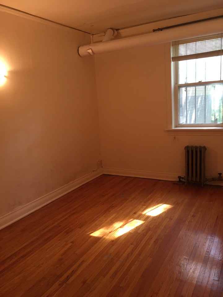 400 Assiniboine Ave, Winnipeg, MB R3C 0Y1 1 Bedroom Apartment for 687