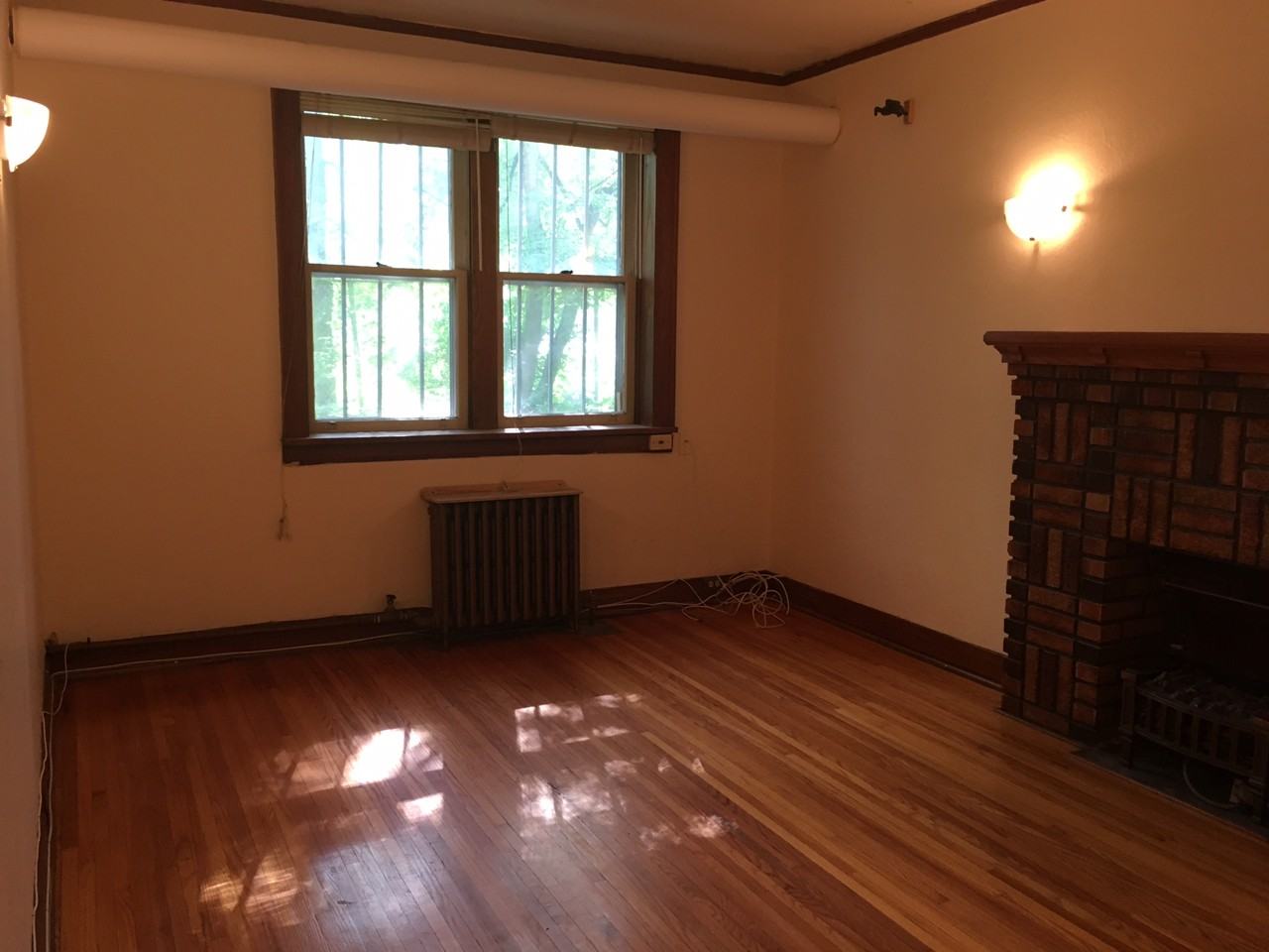 400 Assiniboine Ave, Winnipeg, MB R3C 0Y1 1 Bedroom Apartment for 687