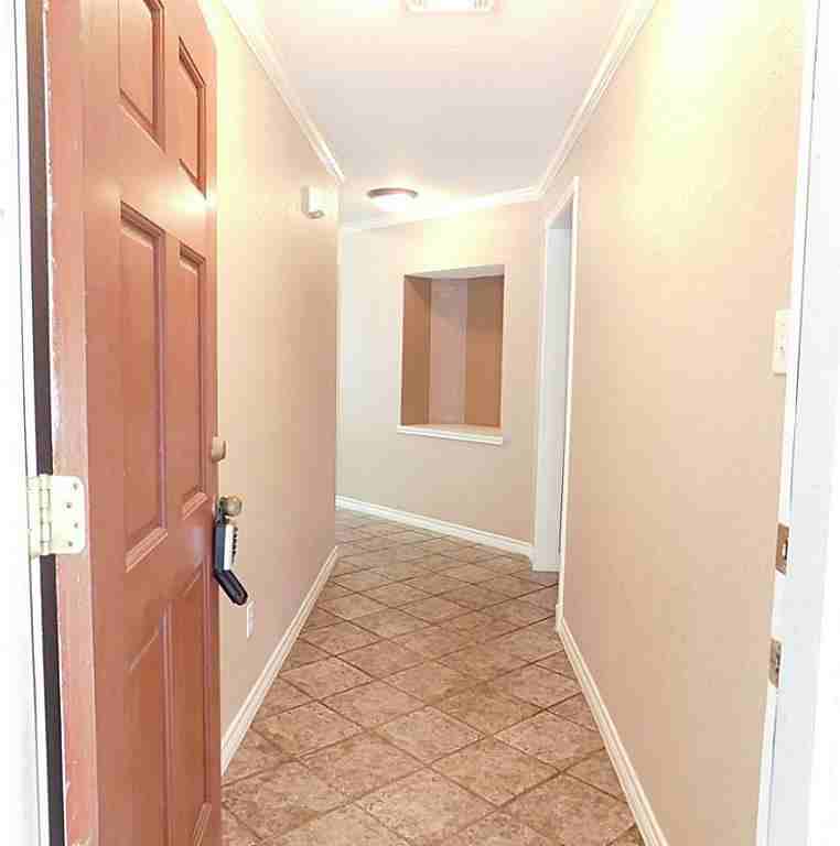 1011 Andover Glen Dr - Photo 2 of 32