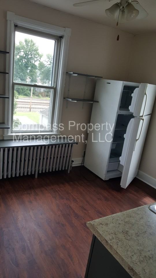 410 Main St #B - Photo 3 of 12