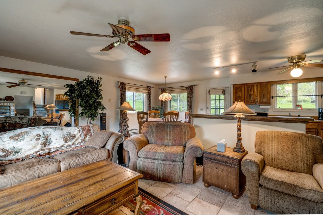 2035 Montview Ln - Photo 2 of 15