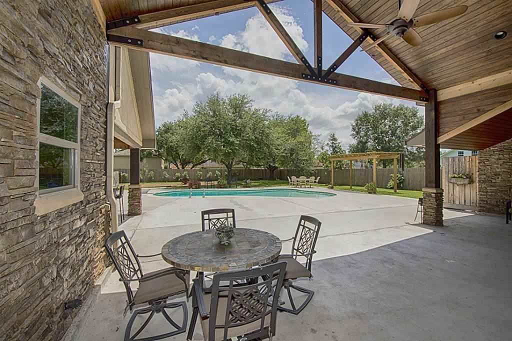 1107 Pine Hollow Dr - Photo 2 of 32