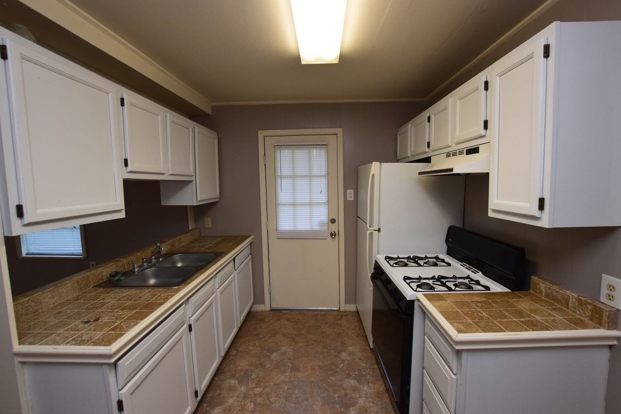 605 Riverside Dr - Photo 3 of 5