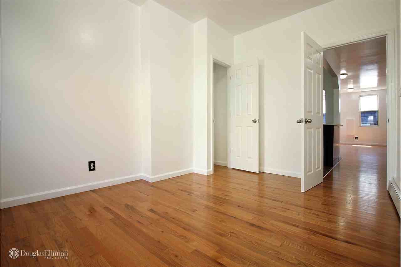 813 Courtlandt Ave #1 - Photo 3 of 5