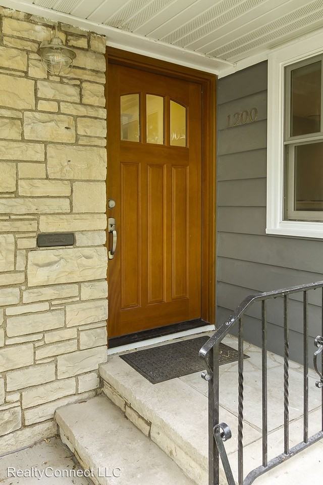 1200 Lakeview Ave S - Photo 2 of 17