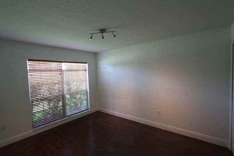 214 Grovepark Dr - Photo 2 of 3