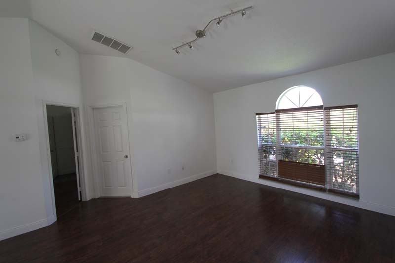 214 Grovepark Dr - Photo 3 of 3