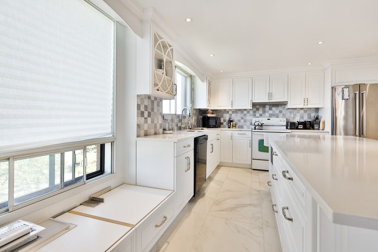 990 Rue Hills - Photo 2 of 9