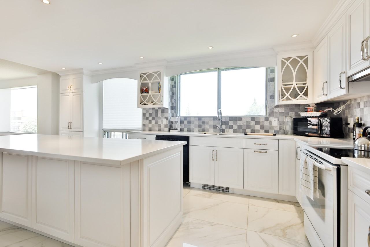 990 Rue Hills - Photo 3 of 9