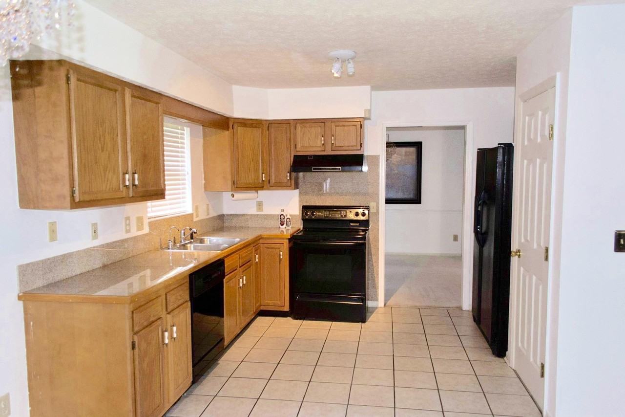 8282 Fox Knoll Dr - Photo 3 of 7