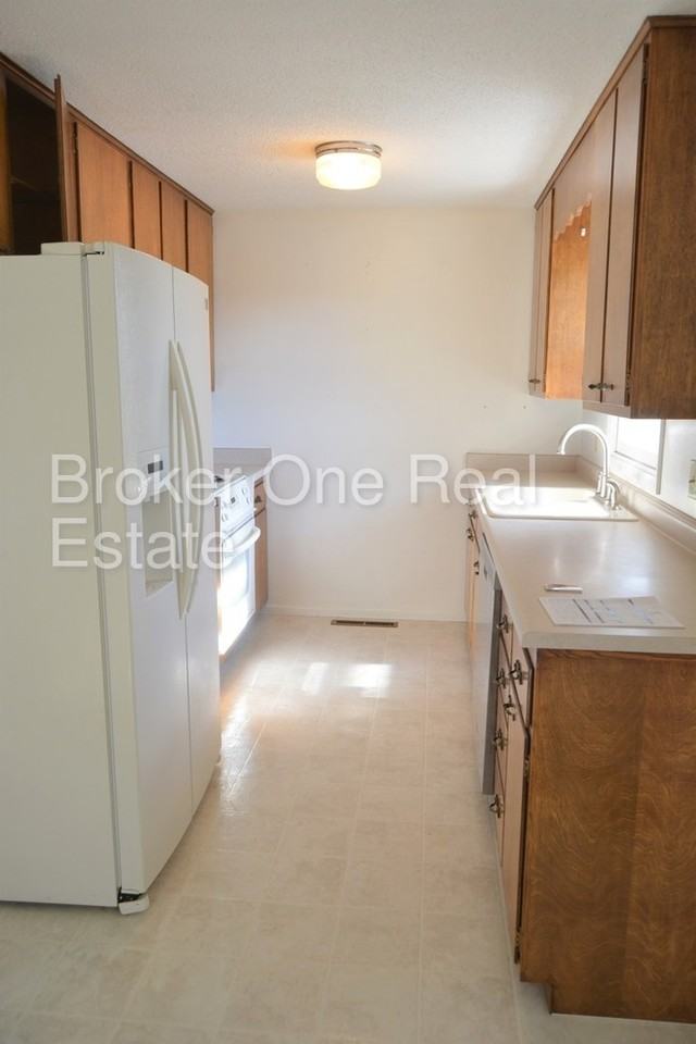 350 Wind River Ave - Photo 2 of 9