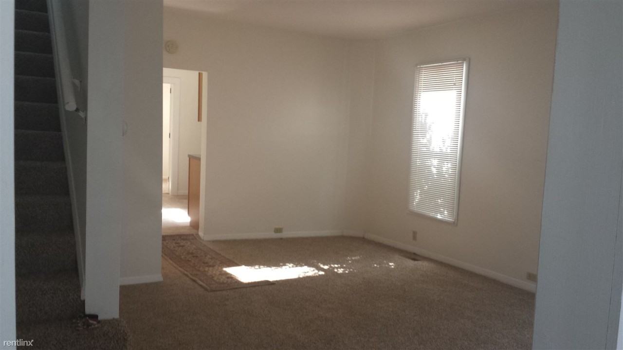 324 Central Ave N - Photo 2 of 10