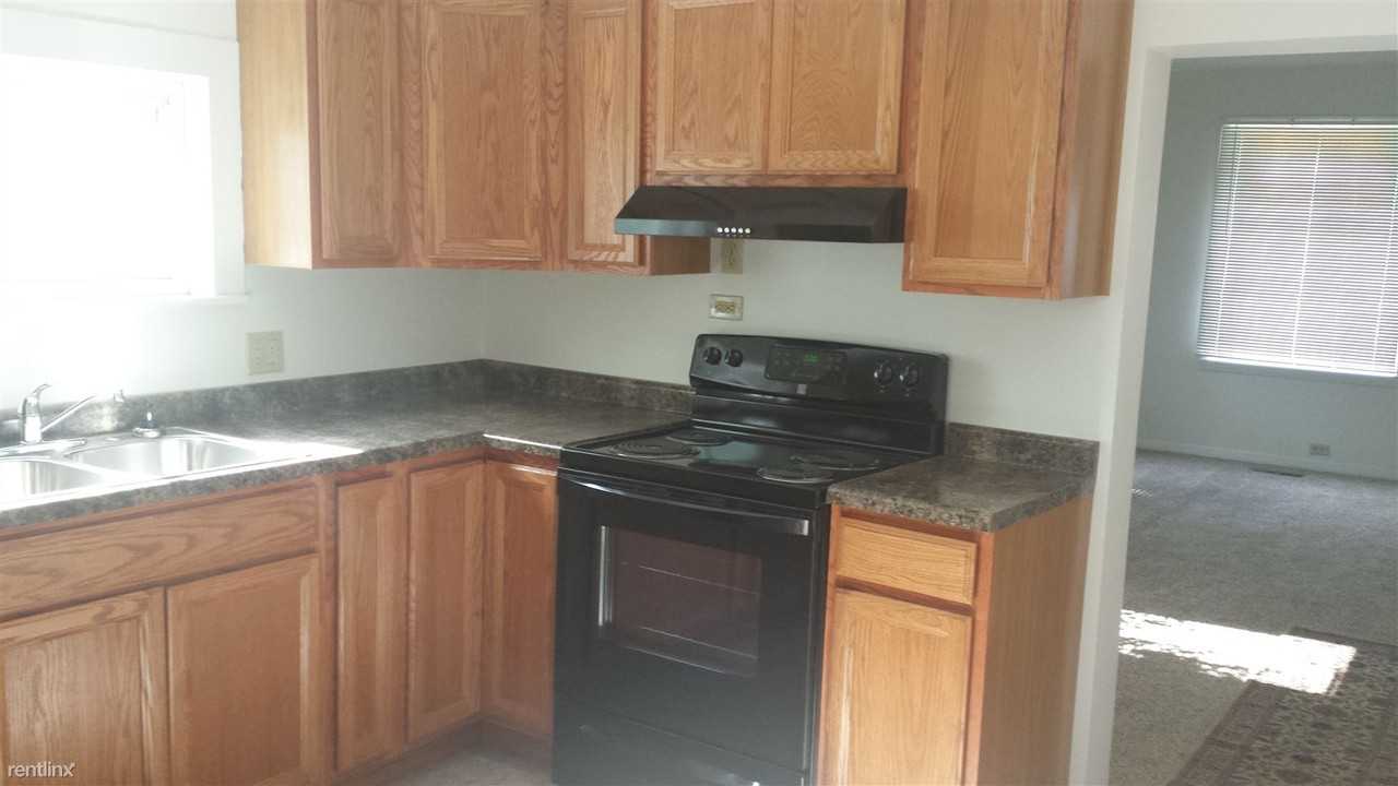 324 Central Ave N - Photo 3 of 10