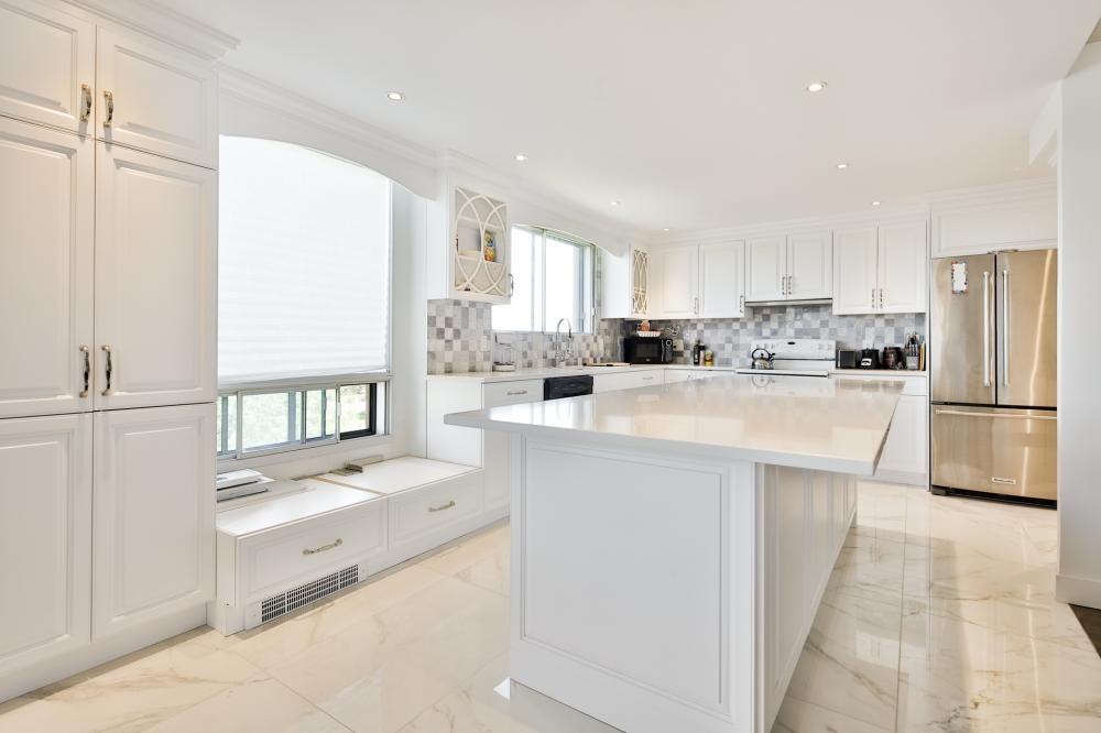 990 Rue Hills - Photo 2 of 10