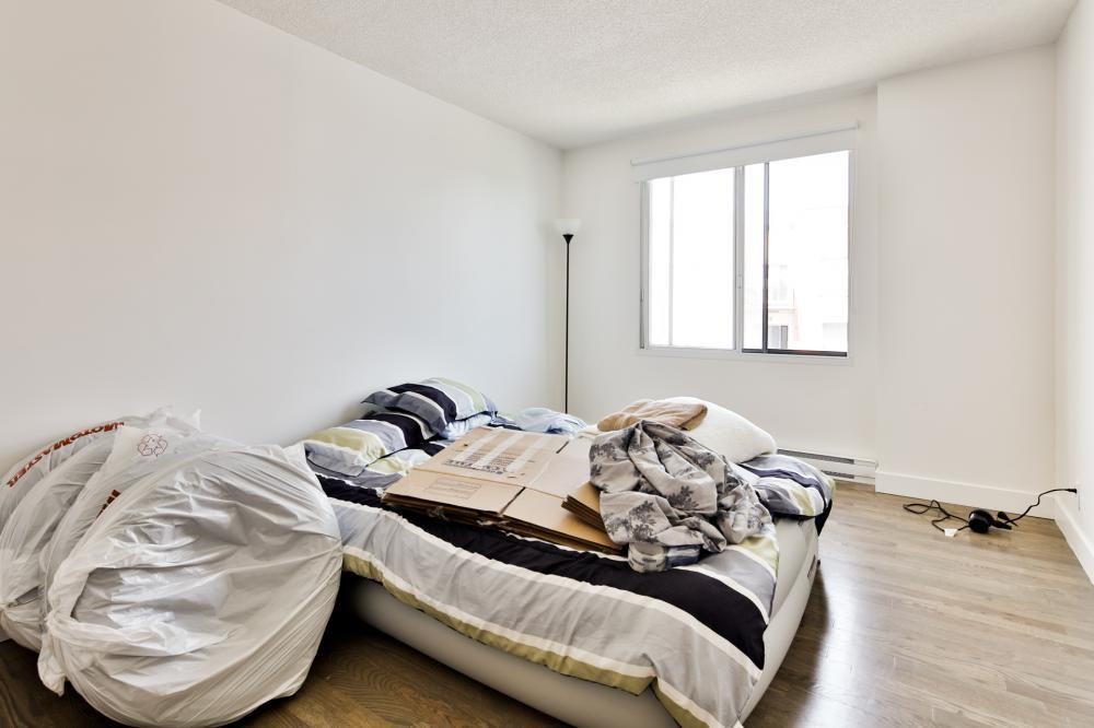 990 Rue Hills - Photo 3 of 10