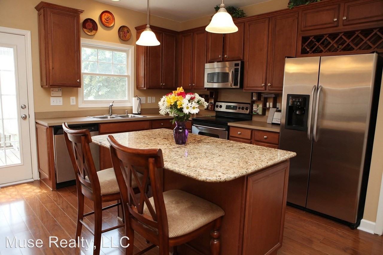 1033 Market St - Photo 3 of 7