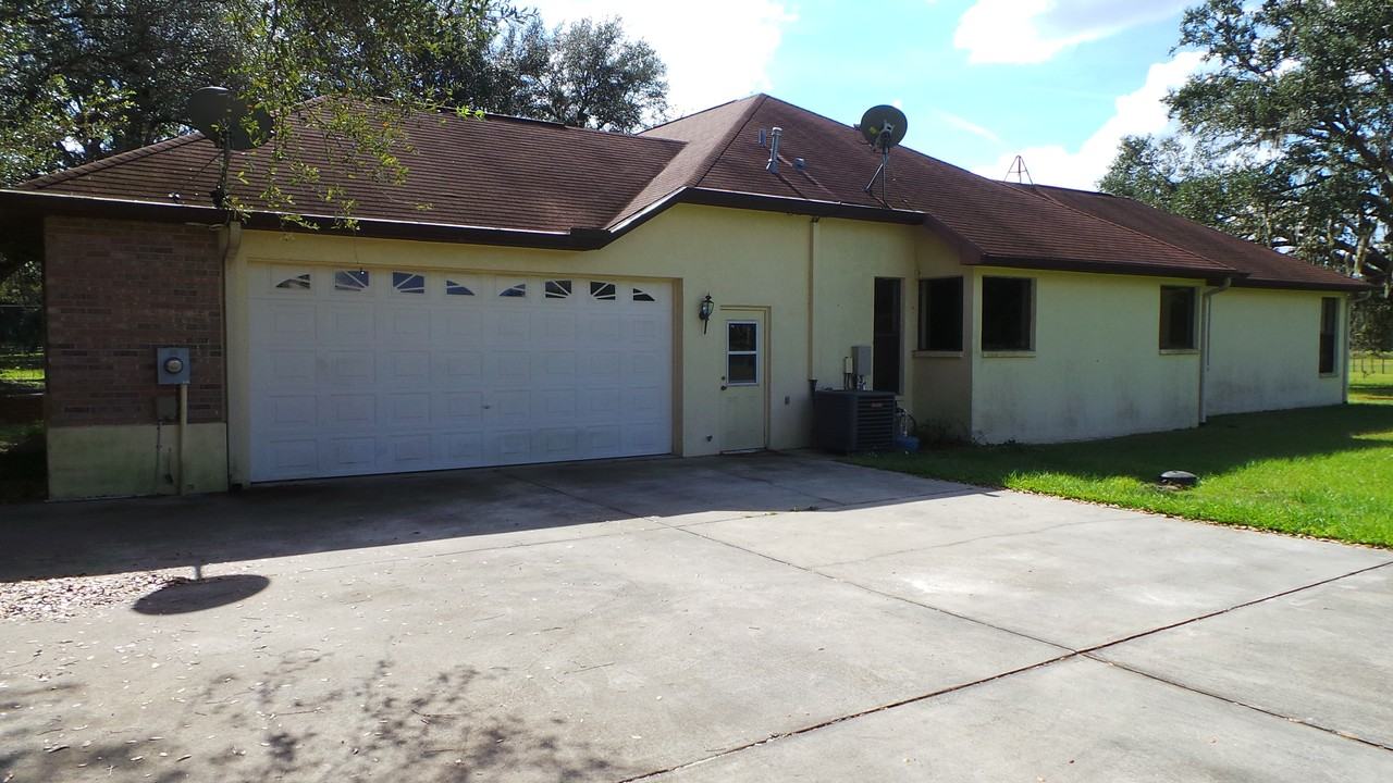 13465 Pineda Ave - Photo 3 of 17