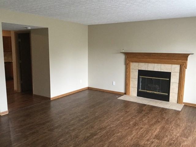 1061 Oxford Dr N - Photo 3 of 17