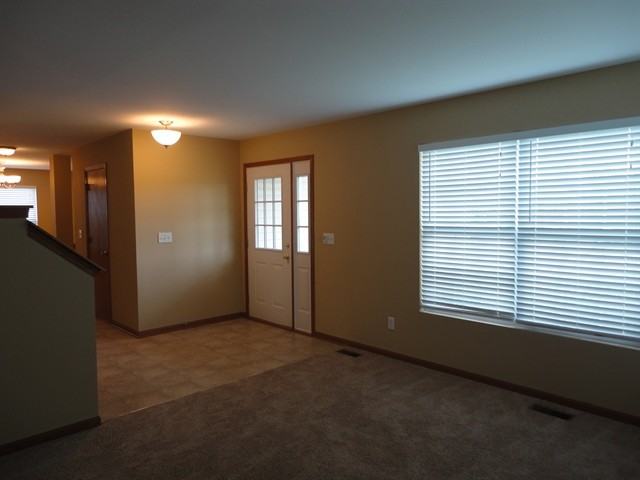 527 Meadow Ln - Photo 2 of 16