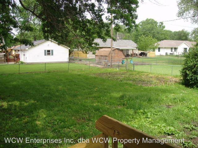 208 Poplar St - Photo 3 of 15