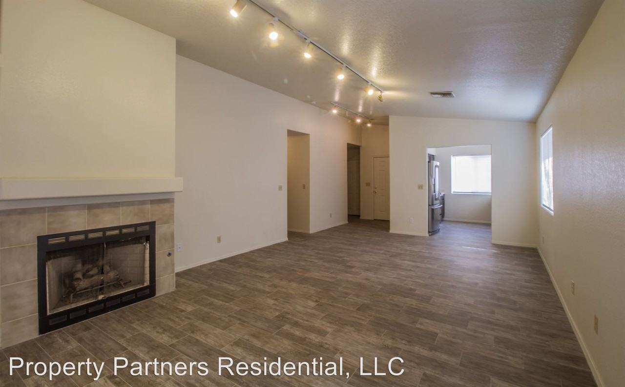 2647 N Dodge Blvd - Photo 3 of 14
