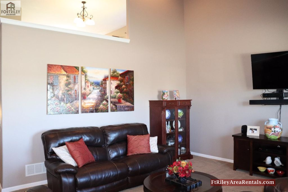 1014 Sunflower Cir - Photo 2 of 37