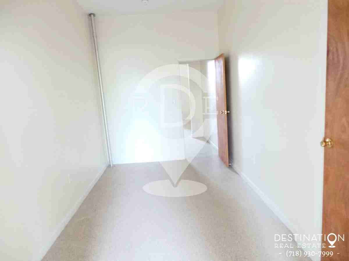 306 Nassau Ave - Photo 3 of 17