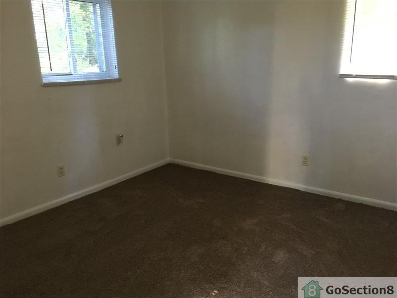 910 Druid Cir #E - Photo 2 of 5