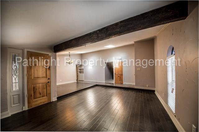 2806 Pinewood Dr - Photo 2 of 16