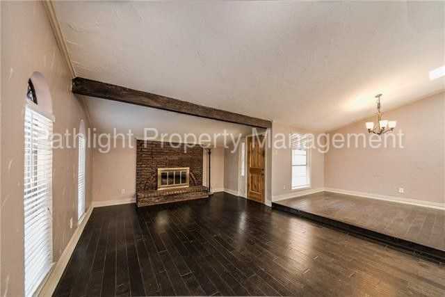 2806 Pinewood Dr - Photo 3 of 16