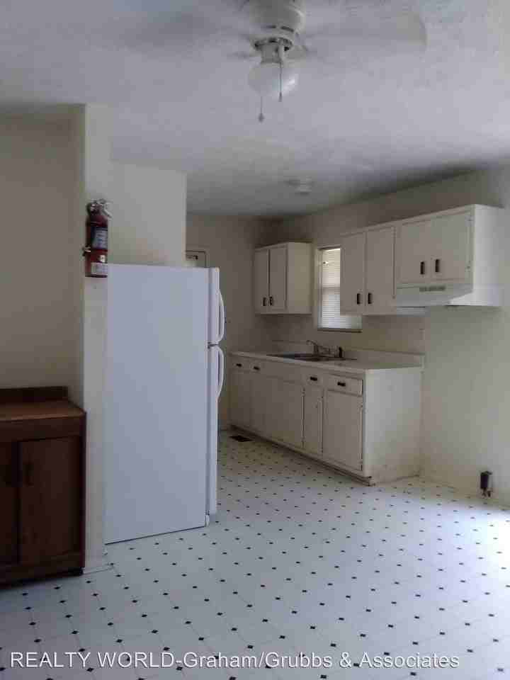 22560 Henry St - Photo 3 of 11