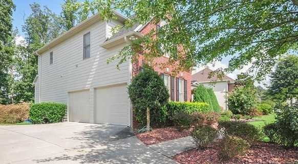 402 Carriage Oaks Dr - Photo 2 of 9