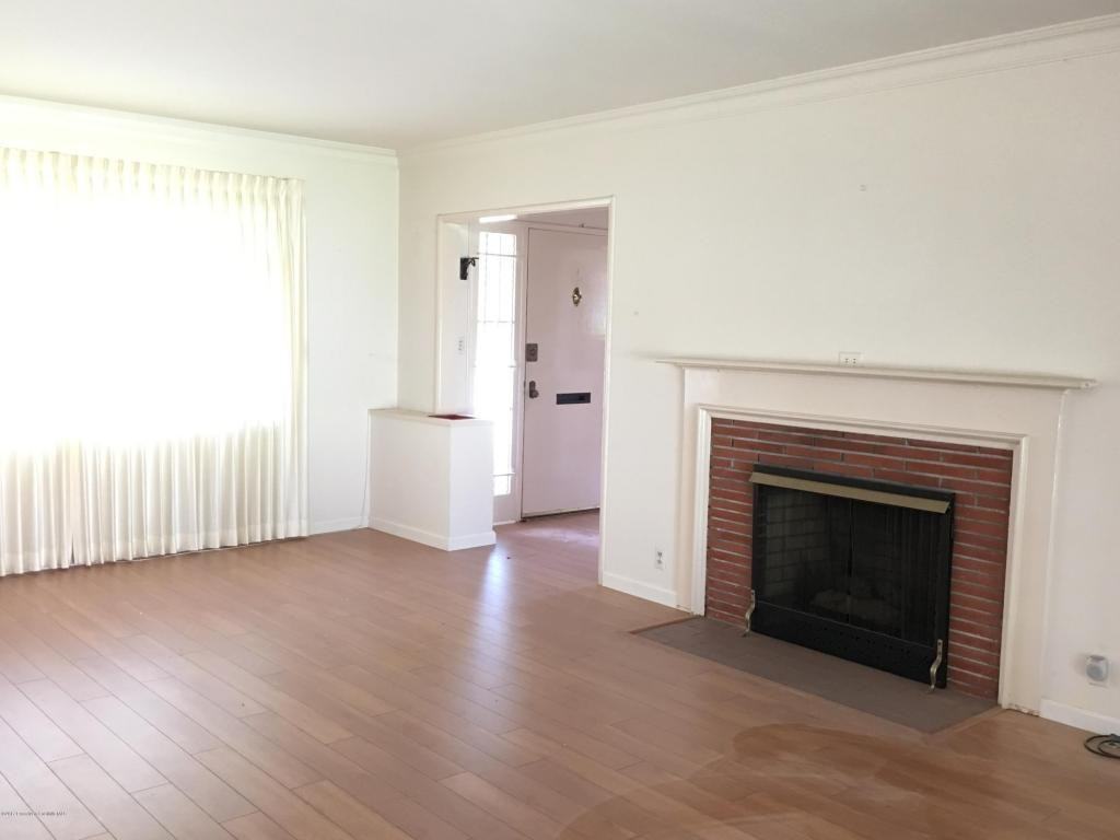 729 Hunter Dr - Photo 2 of 7