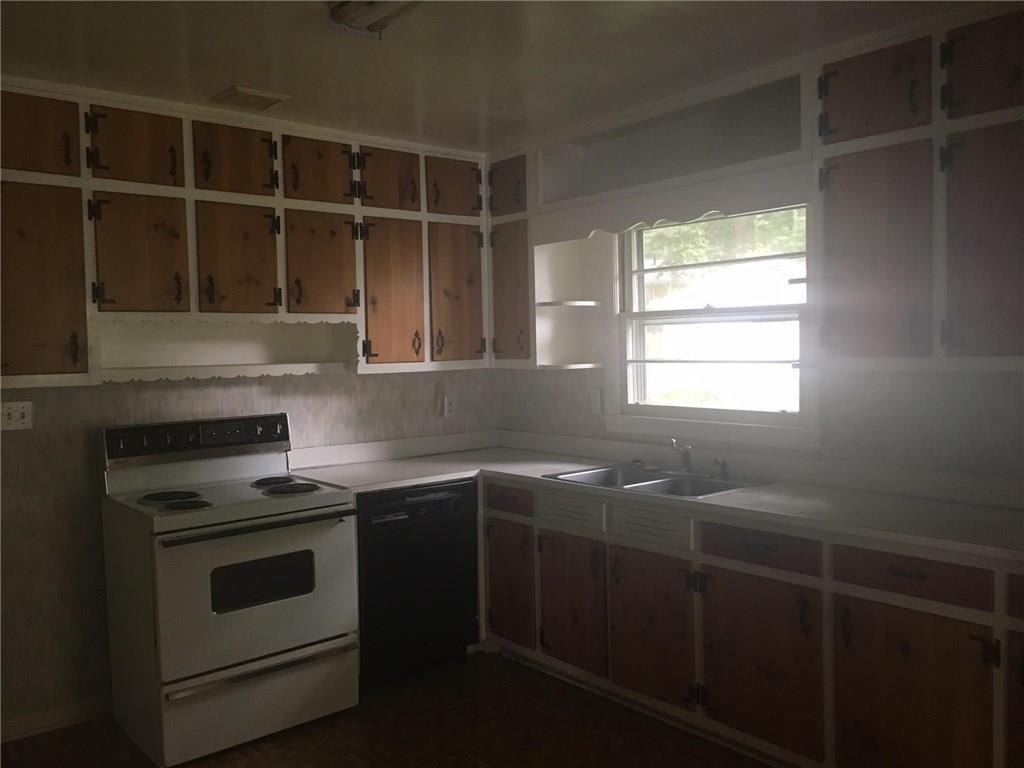 756 Bank St SE - Photo 2 of 5