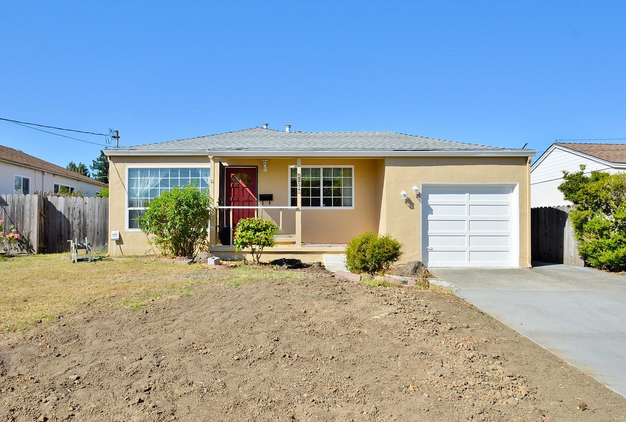 41289 Beatrice St - Photo 2 of 10