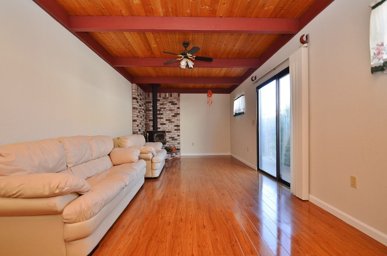 41289 Beatrice St - Photo 3 of 10