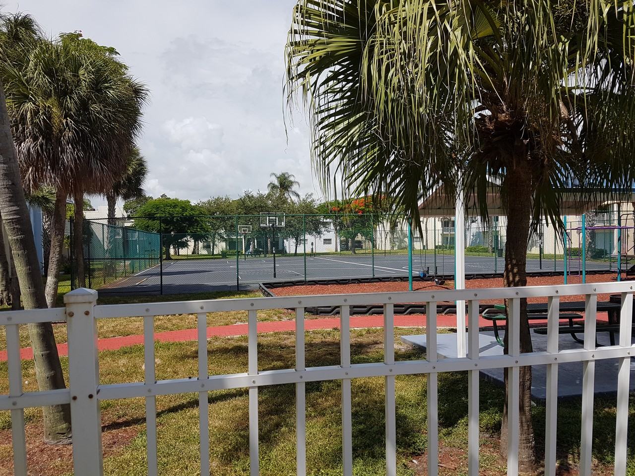 411 Executive Center Dr - Photo 2 of 41