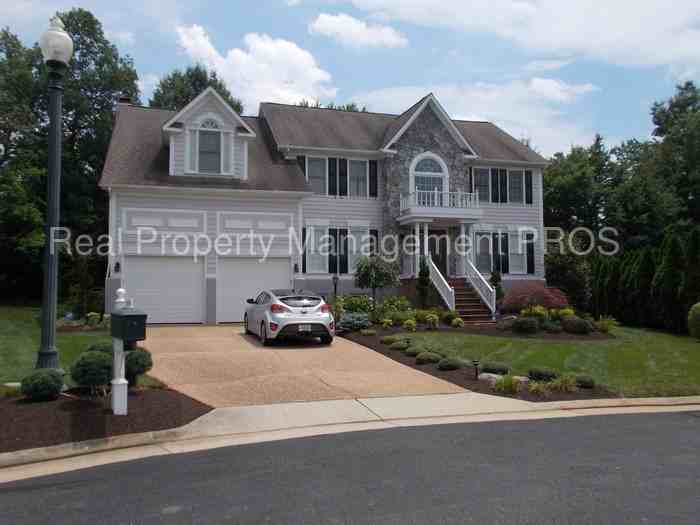 8015 Bonnie Briar Loop - Photo 2 of 43