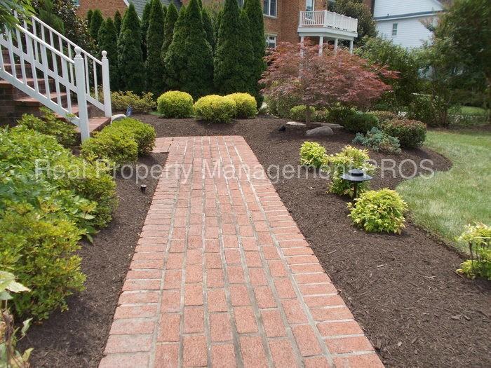 8015 Bonnie Briar Loop - Photo 3 of 43