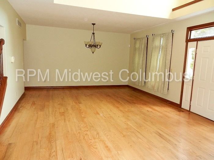 1197 Oakwood Ln - Photo 3 of 27