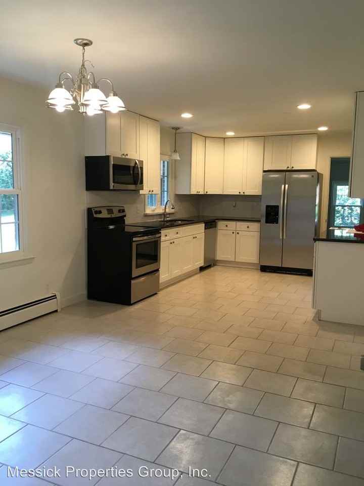 381 Lynhaven Dr - Photo 3 of 15