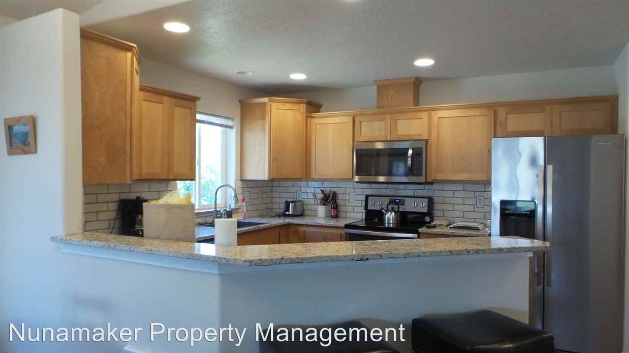 39 SW Wasco St - Photo 3 of 9