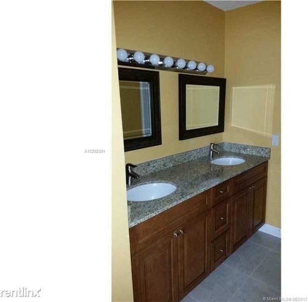 5293 SW 40th Ave - Photo 3 of 5