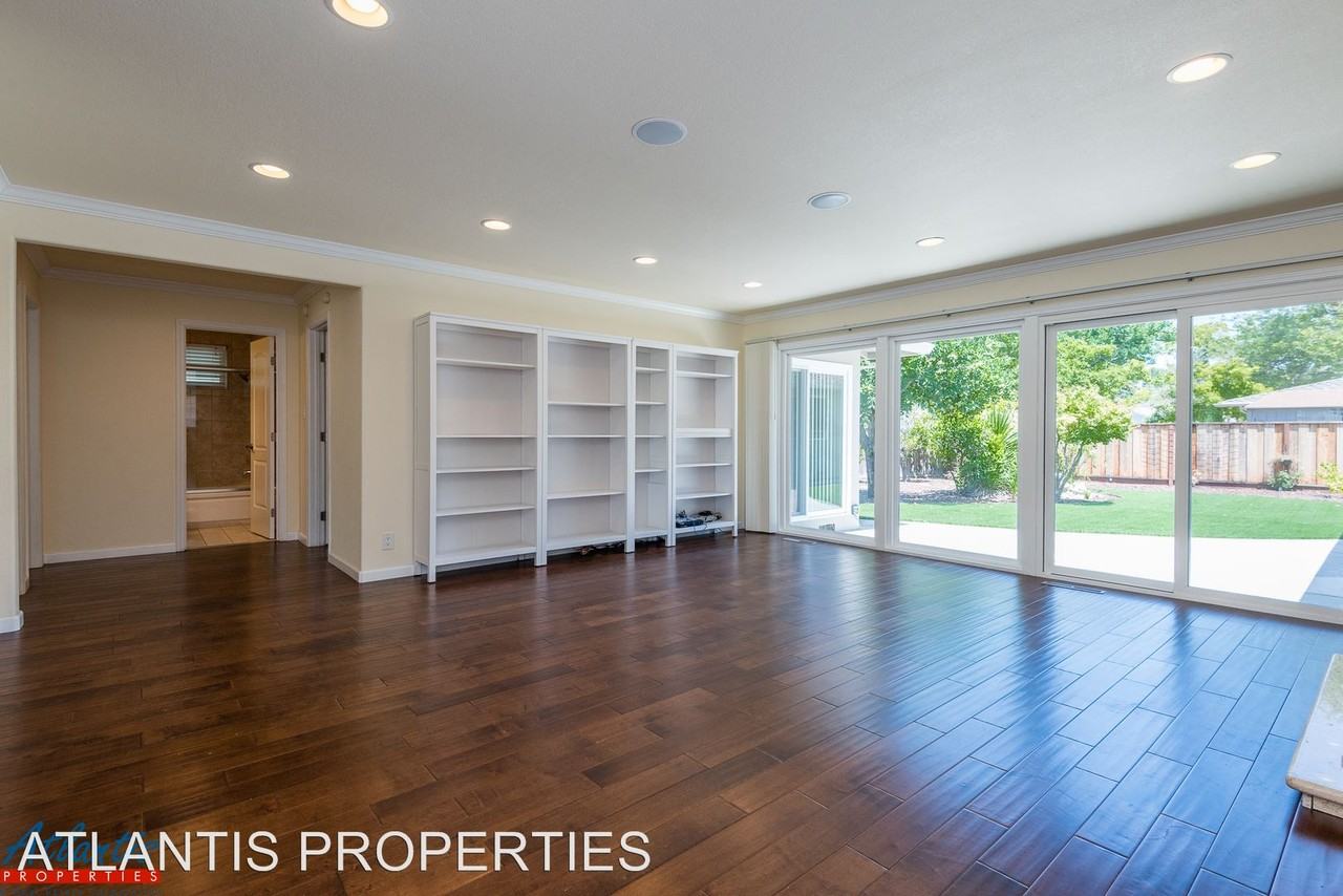 1658 English Ct - Photo 2 of 15