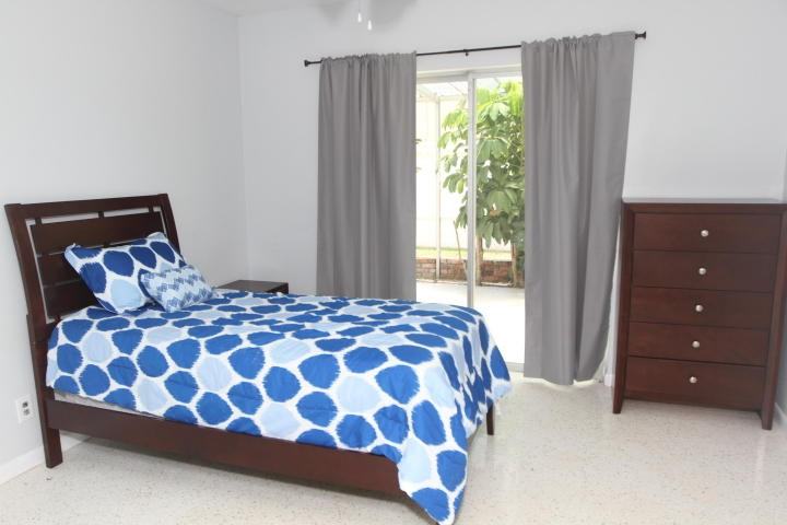 2472 Northeast 5th Avenue - Photo 3 of 6