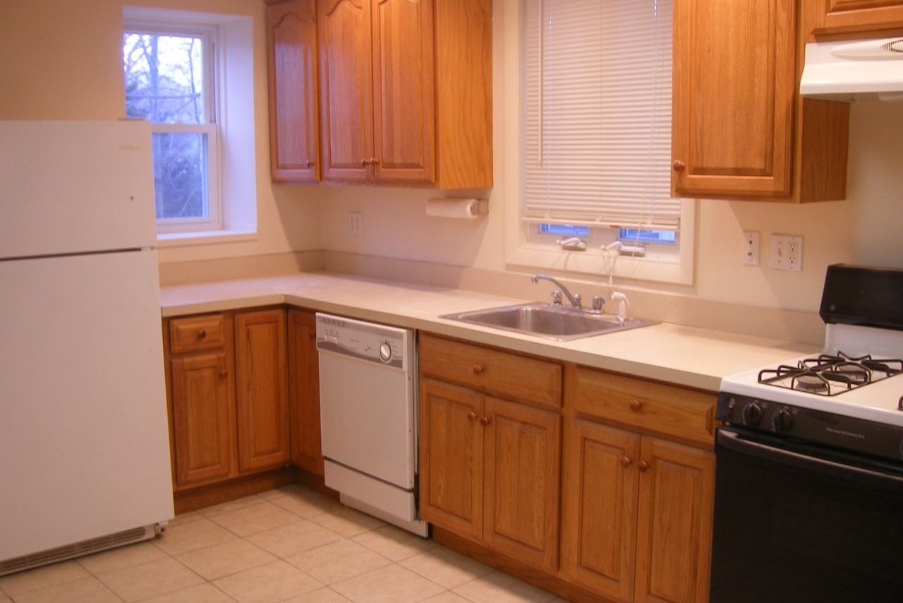 382 Ward St - Photo 3 of 11