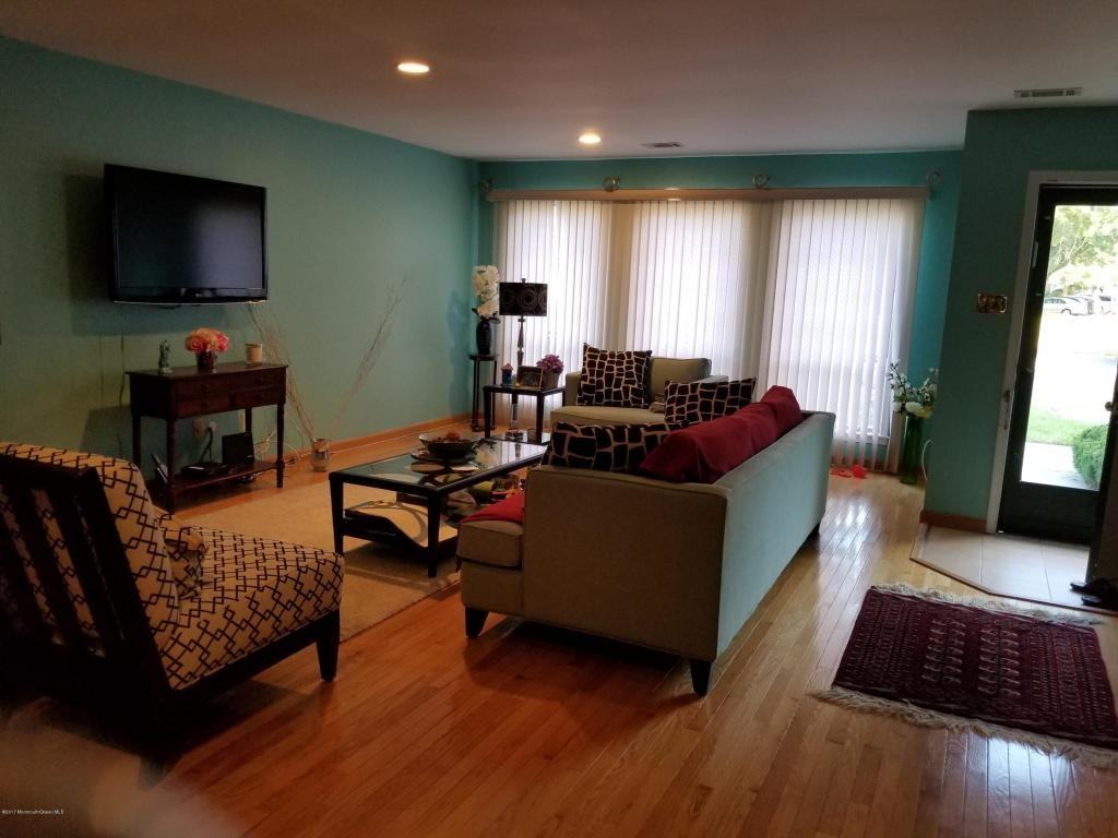 569 Manchester Pl - Photo 2 of 6