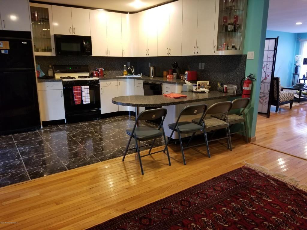 569 Manchester Pl - Photo 3 of 6